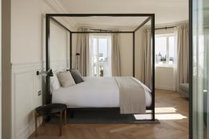 马德里马德里迪尔酒店的一间卧室配有一张黑色框架大床