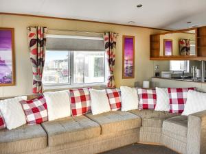 PlumblandSolway View的客厅配有红色和白色枕头的沙发