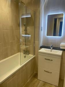 利物浦Luxurious 1 Bed - CITY VIEW的带淋浴、盥洗盆和浴缸的浴室