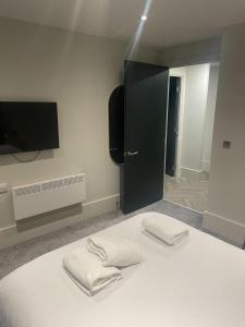 利物浦Luxurious 1 Bed - CITY VIEW的一间卧室配有一张床,上面有两条毛巾