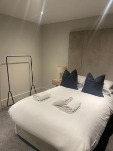 利物浦Luxurious 1 Bed - CITY VIEW的卧室配有带蓝色枕头的大型白色床