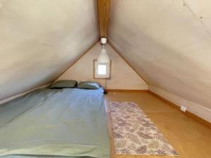 劳林哈Da Silva Surfcamp, Tiny House Luna的阁楼间 - 带床和地毯