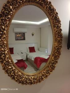 特拉布宗ÇARŞI HOTEL&CAFE的镜子反射着卧室,卧室配有床