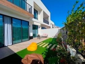 拉斯阿尔卡麦Luxury Villas with Beach Access by VB Homes的草地上有一个黄色锥形的后院
