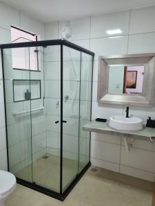 里约达欧特拉斯Casa.Km0的一间带玻璃淋浴和水槽的浴室