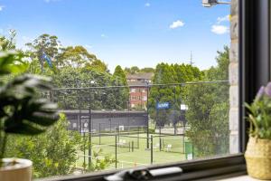 悉尼Lovely Studio apartments in Strathfield CBD的享有棒球场景致的窗户