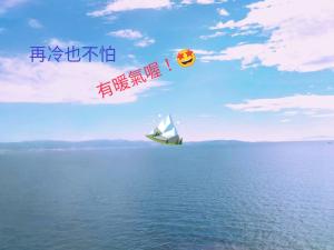 Xingang新港千顺民宿的风筝在空中飞过水面