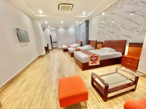 土龙木市隆宝洲酒店的酒店客房设有三张床和一张桌子