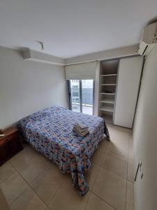 科尔多瓦HERMOSO - CONFORT con Balcón en Gral Paz的一间带一张床和一个衣柜的小卧室