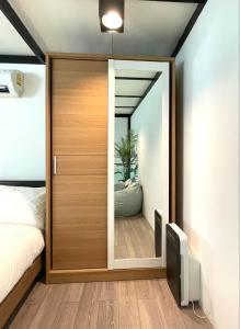 Ban Thap NangPeaceful & Contemporary Duplex Escape的一间卧室设有一扇门,可通往一间卧室