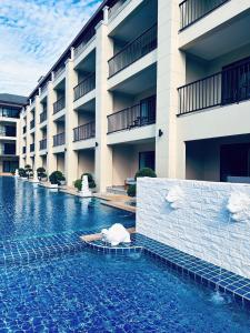拉威海滩Ocean Pie Phuket的大楼前的游泳池