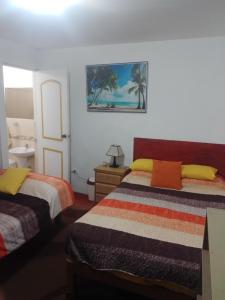 蓬塔赫尔莫萨Hospedaje Punta Hermosa的一间卧室配有两张床和水槽