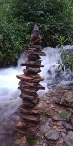 清化Pù luông homestay Ngọc Dậu的瀑布溪流中的岩石堆