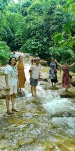 清化Pù luông homestay Ngọc Dậu的一群人穿过一条河