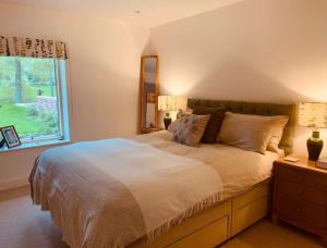 GamlingayPrivate Apartment at Woodland Retreat的一间卧室设有一张大床和一个窗户。