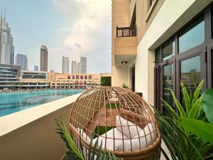 迪拜Durrani Homes - Heaven On Earth- Burj Khalifa Fireworks的坐在泳池旁阳台的鸟笼