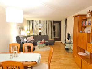 巴特萨尔茨乌夫伦Appartement-Residenz Suite 10的客厅配有沙发和桌子