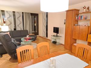 巴特萨尔茨乌夫伦Appartement-Residenz Suite 10的客厅配有沙发和桌椅