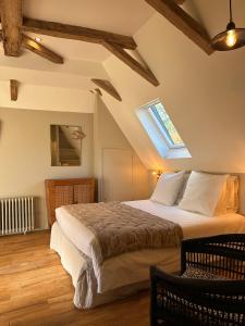Saint-AngelLe Manoir du Rigouneix au coeur de la nature, calme-sauna-dîner maison的阁楼上的卧室配有一张大床