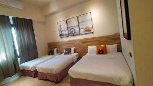 马公彩虹文旅的一间酒店客房,房间内设有两张床