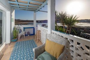MajanichoBeachfront two bedrooms house Casa Toral的阳台配有椅子,享有海景。