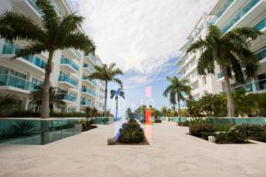 卡塔赫纳Condominio frente al mar con acceso directo a la playa Morros 922的一座棕榈树环绕的大建筑