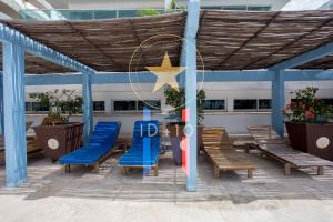 卡塔赫纳Condominio frente al mar con acceso directo a la playa Morros 922的一群蓝色的椅子和一星星在庭院里