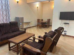 达累斯萨拉姆J & S LUGALLA HOUSE的客厅配有沙发和桌子
