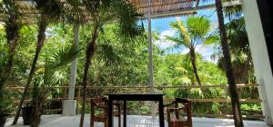图卢姆Casa Ambar Tulum - Great Location的棕榈树间里的桌椅