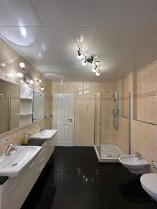 鲁斯特玛丽安娜膳食公寓酒店的一间带两个盥洗盆和淋浴的浴室