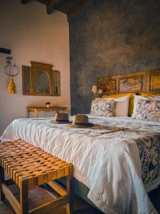 图努扬Finca La Saucina Casa de Campo的一间卧室配有一张大床和木制床头板