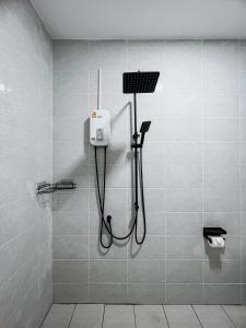 苏梅岛L.C. Apartments的浴室设有黑色软管淋浴。