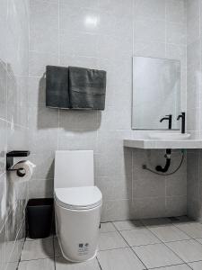 苏梅岛L.C. Apartments的一间带卫生间和水槽的浴室