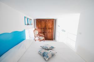 阿纳卡普里B&B La Bella Annacapri的一间卧室配有一张带两个枕头的床