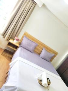 累西腓Hotel Boa Viagem Aeroporto的卧室配有白色床和紫色枕头