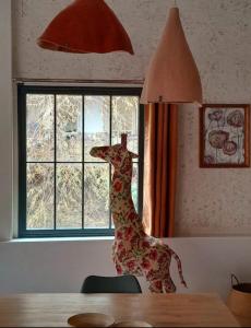 阿尔布瓦假日阁楼58度假屋的窗边桌子上的长颈鹿雕像