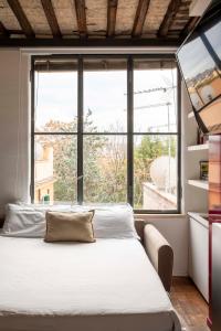 罗马Monti apartment BDB的一间卧室设有一张床和一个大窗户