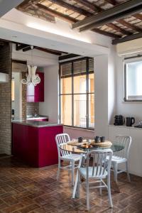 罗马Monti apartment BDB的厨房以及带桌椅的用餐室。