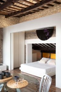 罗马Monti apartment BDB的卧室配有白色的床和桌子