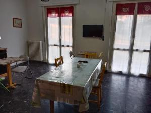 佩斯卡拉Villa di Pietro的配有桌椅和电视的客房