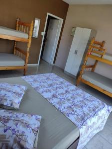 Hostel Da Ilha De Sao Francisco Do Sul客房内的一张或多张双层床