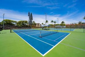 科纳CheCaHale: Gorgeous Top Floor Corner With AC的网球场上的两个网球场