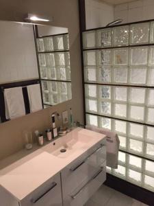 斯帕Maison Leloup的浴室设有白色水槽和镜子