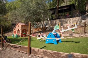 San Giovanni GeminiCasetta Pizziddu的公园内带游戏设备的游乐场