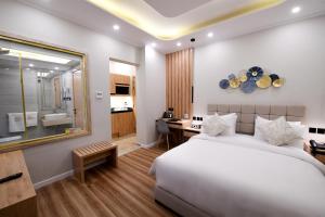 开罗Arabella Premium Residence - New Cairo的一间带一张床和一张书桌的卧室以及一间浴室。