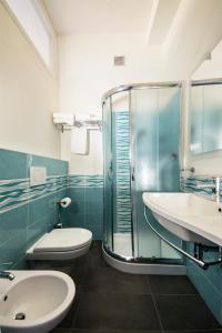 里米尼Hotel Centrale Miramare的浴室配有卫生间、盥洗盆和淋浴。