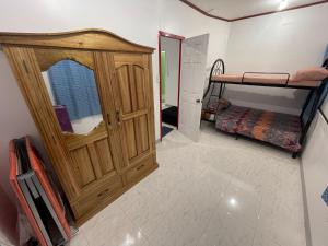 公主港The Tamarind Tree的一间卧室配有木制橱柜和一张双层床。
