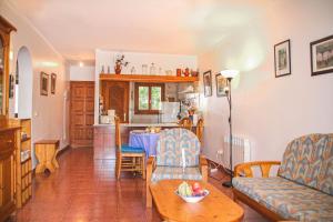 卡拉桑塔尼La Ardilla by dracmallorca的客厅配有沙发和桌子