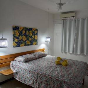 塞古罗港Apartamento inteiro n.24的一间卧室,床上有泰迪熊
