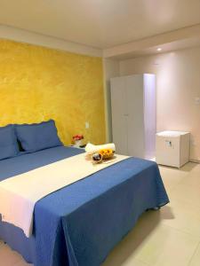 累西腓Hotel Boa Viagem Aeroporto的卧室配有蓝色和白色的大床